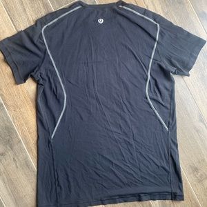 Men's black size medium Lululemon shirt